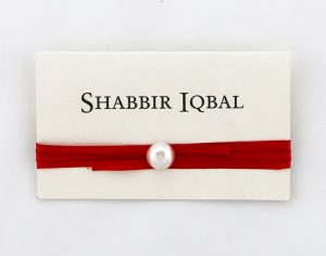 WEDINV55 Cream Pebble individual place card with Red Satin Ribbon and Pearl